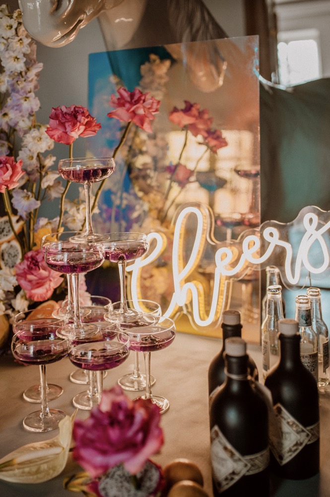 Eine bunte Hochzeit im Schloss mit intensiven Farben und der Pantone Color of the Year 2022 Very Peri