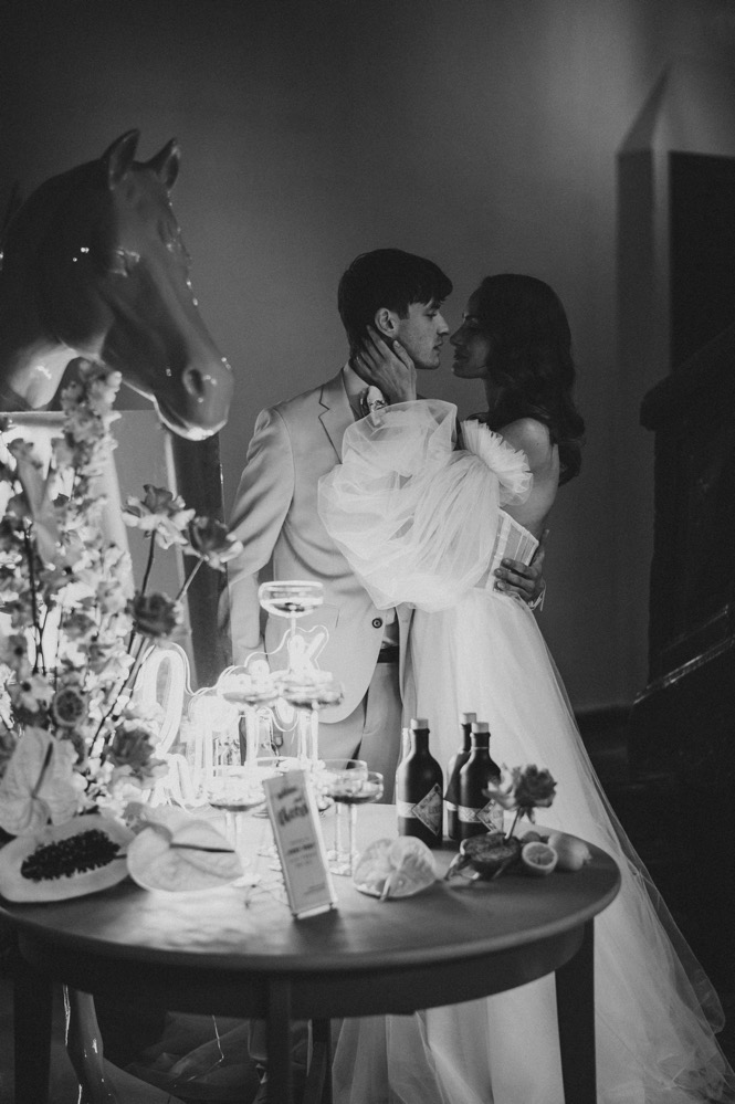 Eine bunte Hochzeit im Schloss mit intensiven Farben und der Pantone Color of the Year 2022 Very Peri