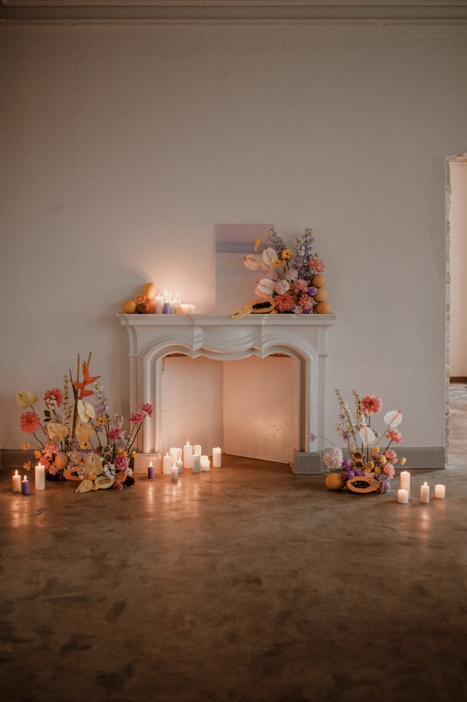 Eine bunte Hochzeit im Schloss mit intensiven Farben und der Pantone Color of the Year 2022 Very Peri