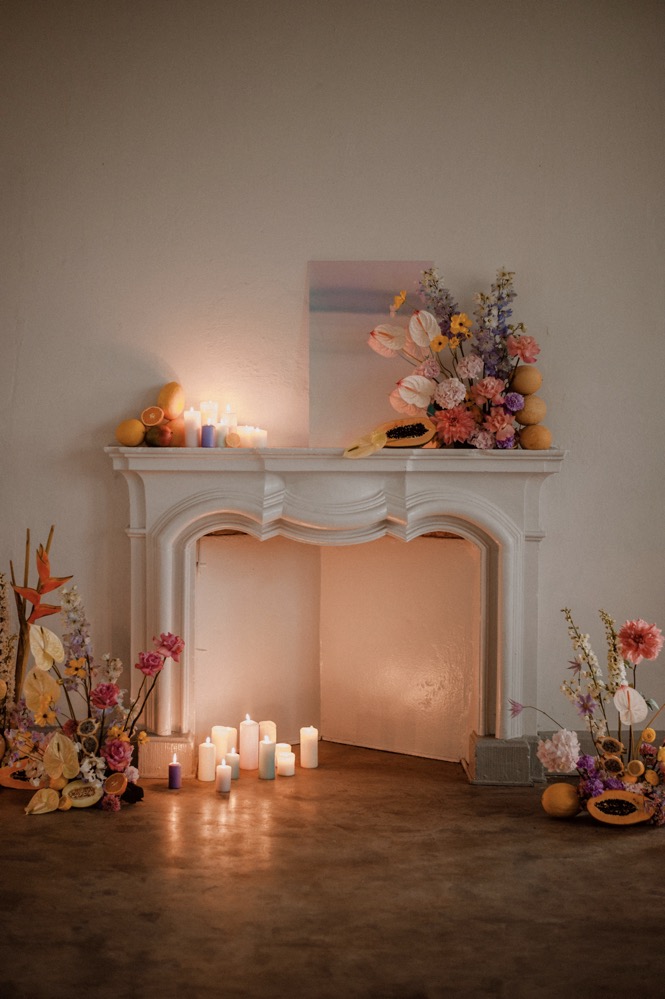 Eine bunte Hochzeit im Schloss mit intensiven Farben und der Pantone Color of the Year 2022 Very Peri Traubogen, Trauhintergrund