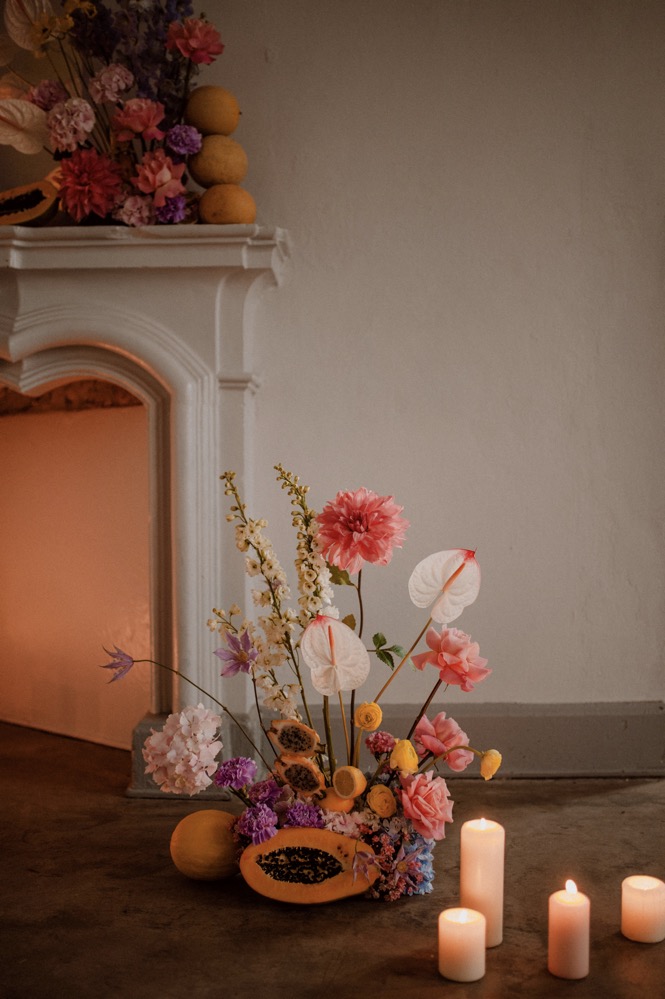 Eine bunte Hochzeit im Schloss mit intensiven Farben und der Pantone Color of the Year 2022 Very Peri