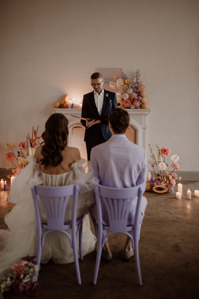 Eine bunte Hochzeit im Schloss mit intensiven Farben und der Pantone Color of the Year 2022 Very Peri