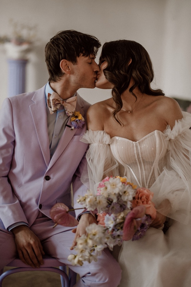 Eine bunte Hochzeit im Schloss mit intensiven Farben und der Pantone Color of the Year 2022 Very Peri