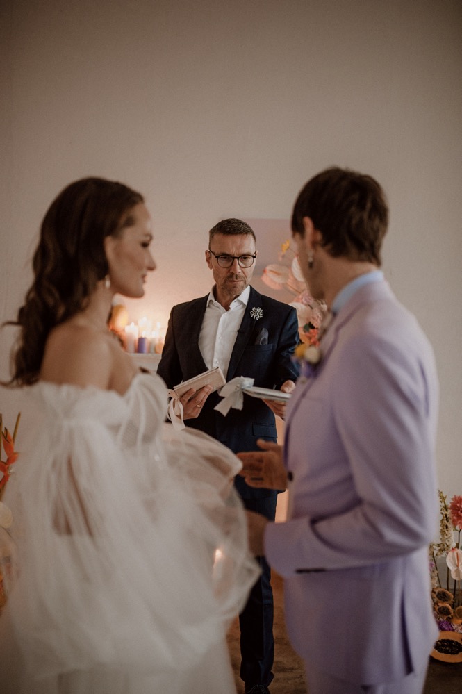 Eine bunte Hochzeit im Schloss mit intensiven Farben und der Pantone Color of the Year 2022 Very Peri