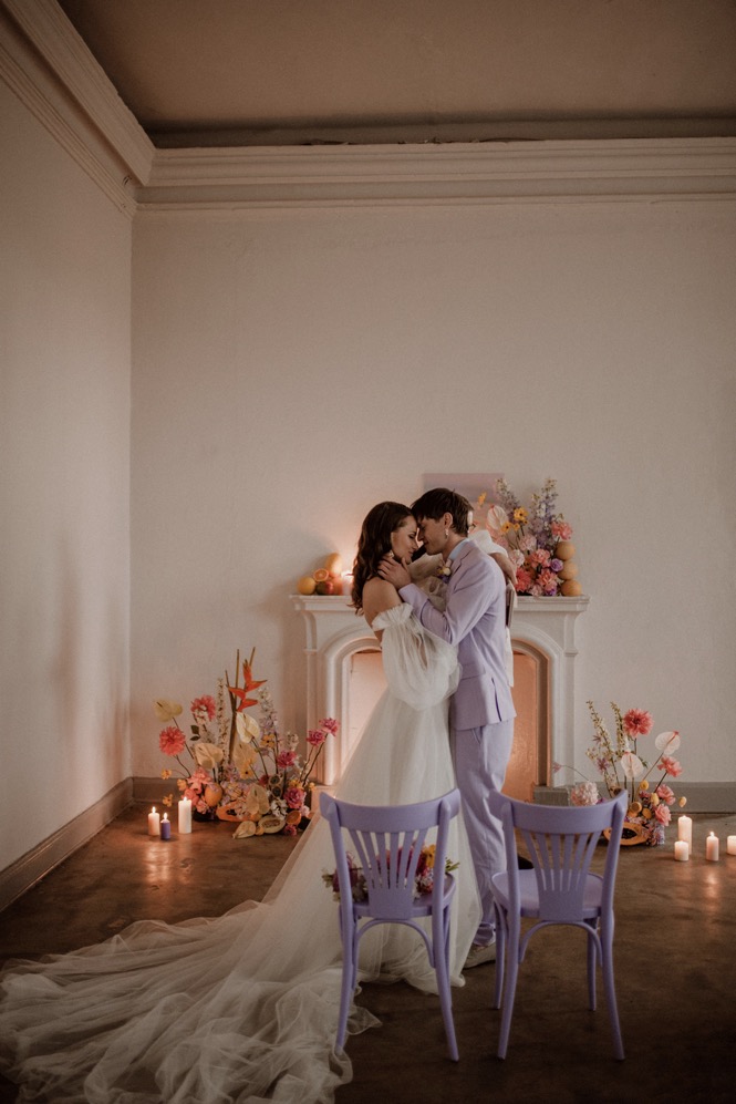 Eine bunte Hochzeit im Schloss mit intensiven Farben und der Pantone Color of the Year 2022 Very Peri