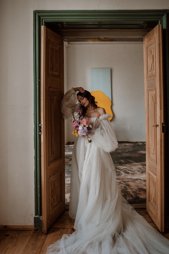 Eine bunte Hochzeit im Schloss mit intensiven Farben und der Pantone Color of the Year 2022 Very Peri