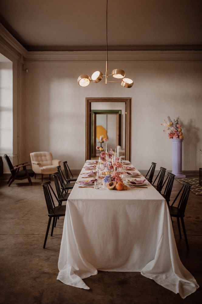 Eine bunte Hochzeit im Schloss mit intensiven Farben und der Pantone Color of the Year 2022 Very Peri