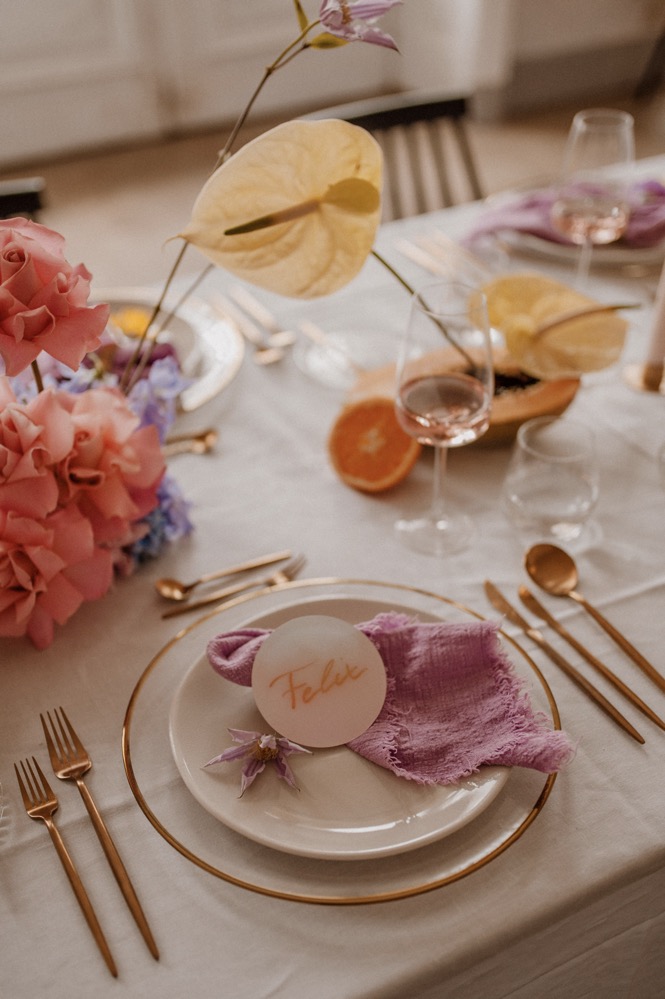 Eine bunte Hochzeit im Schloss mit intensiven Farben und der Pantone Color of the Year 2022 Very Peri