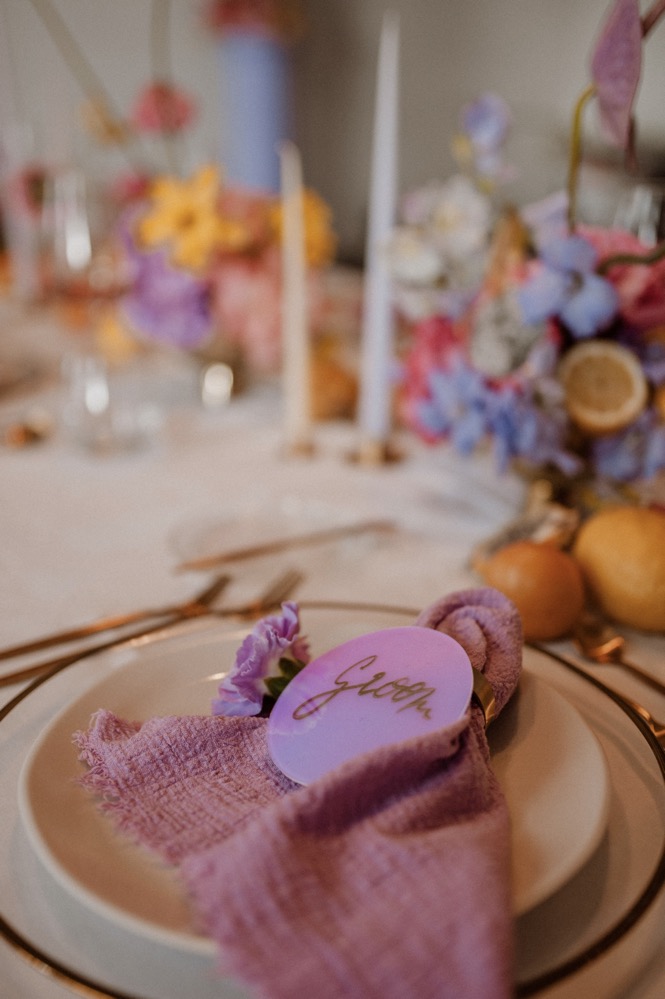 Eine bunte Hochzeit im Schloss mit intensiven Farben und der Pantone Color of the Year 2022 Very Peri