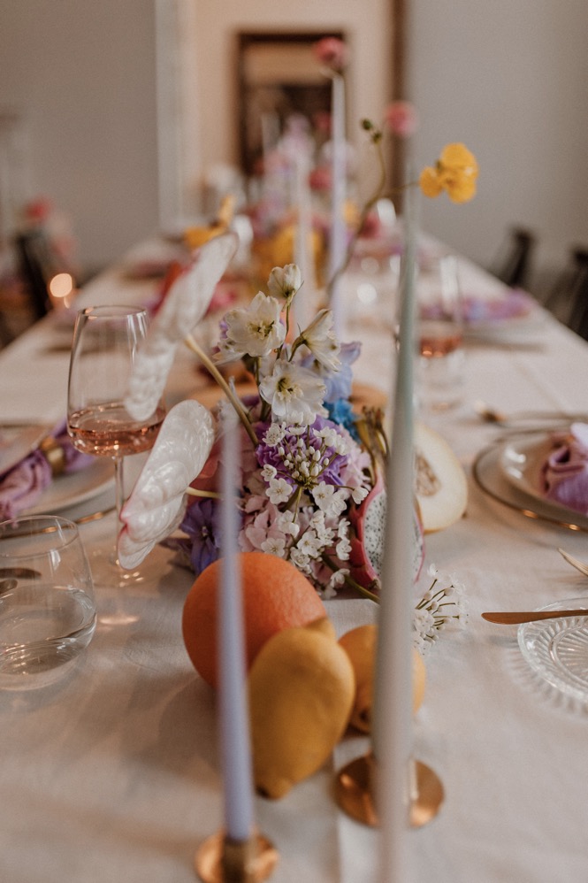 Eine bunte Hochzeit im Schloss mit intensiven Farben und der Pantone Color of the Year 2022 Very Peri