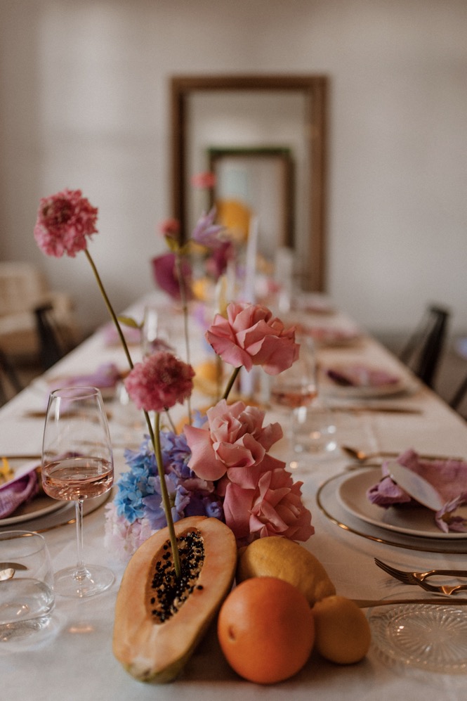 Eine bunte Hochzeit im Schloss mit intensiven Farben und der Pantone Color of the Year 2022 Very Peri