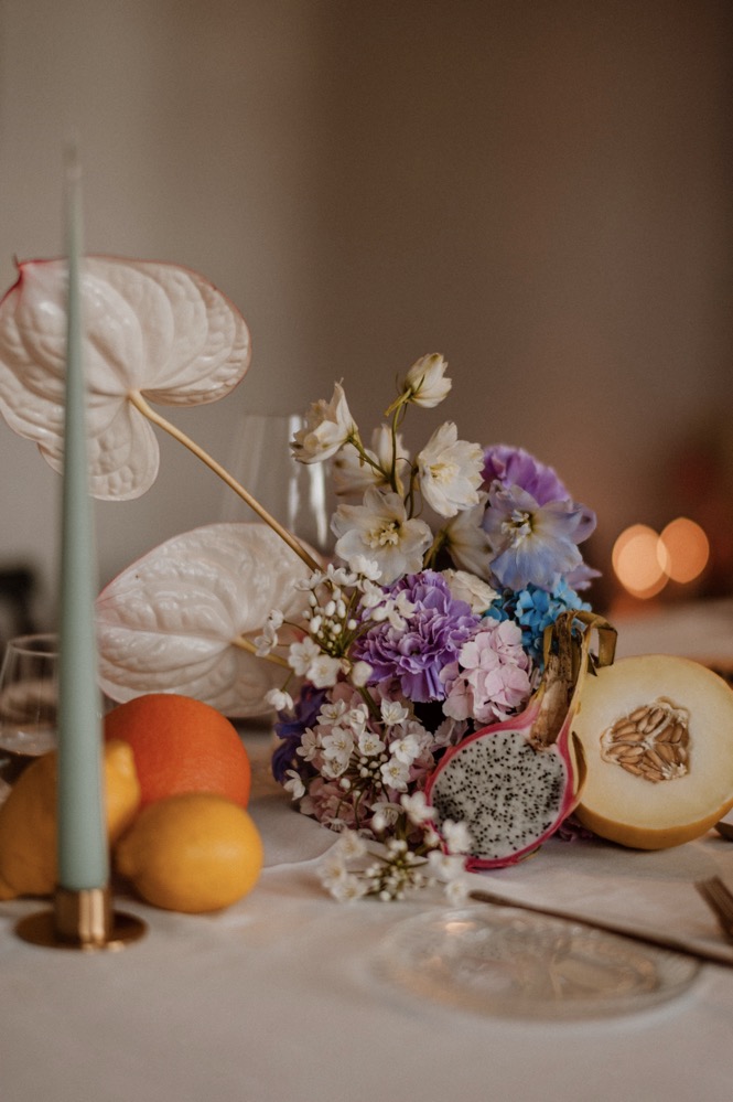 Eine bunte Hochzeit im Schloss mit intensiven Farben und der Pantone Color of the Year 2022 Very Peri