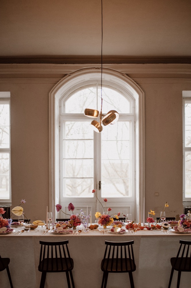 Eine bunte Hochzeit im Schloss mit intensiven Farben und der Pantone Color of the Year 2022 Very Peri