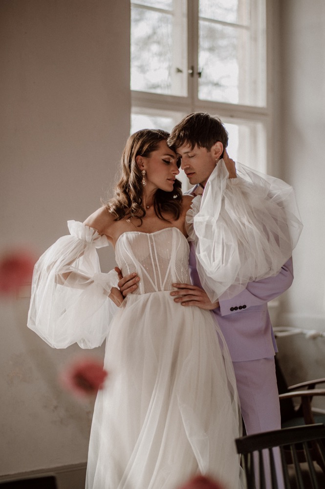 Eine bunte Hochzeit im Schloss mit intensiven Farben und der Pantone Color of the Year 2022 Very Peri