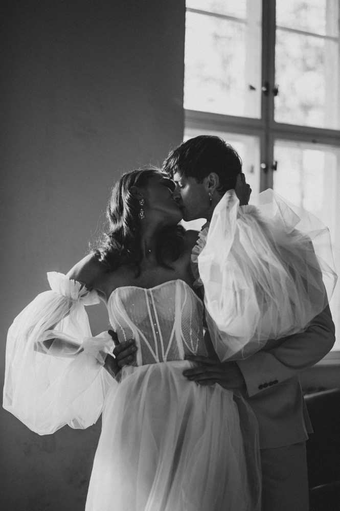 Eine bunte Hochzeit im Schloss mit intensiven Farben und der Pantone Color of the Year 2022 Very Peri