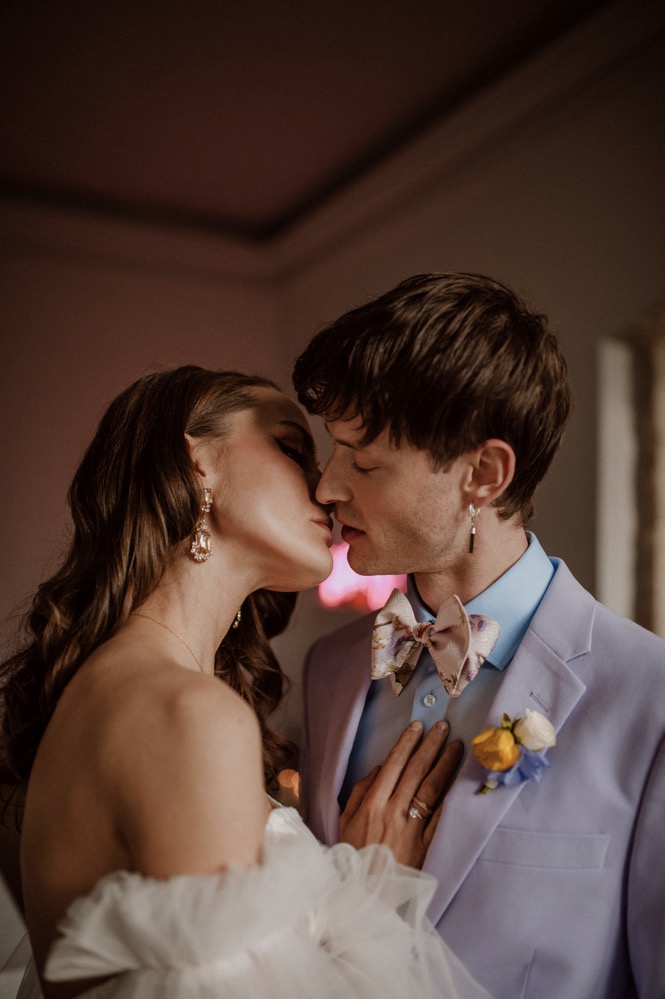 Eine bunte Hochzeit im Schloss mit intensiven Farben und der Pantone Color of the Year 2022 Very Peri