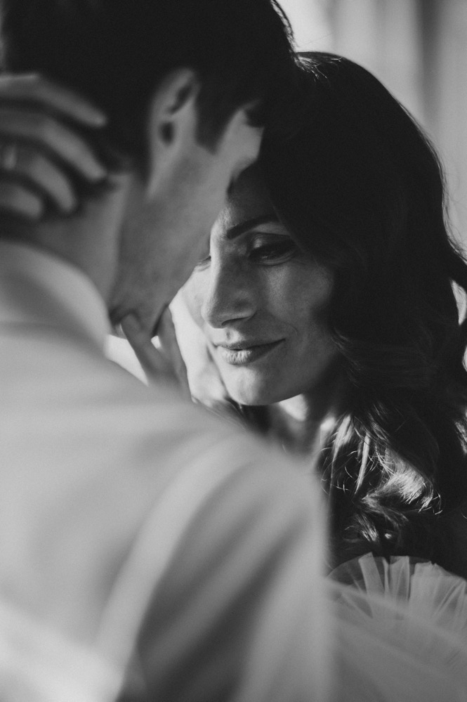 Eine bunte Hochzeit im Schloss mit intensiven Farben und der Pantone Color of the Year 2022 Very Peri