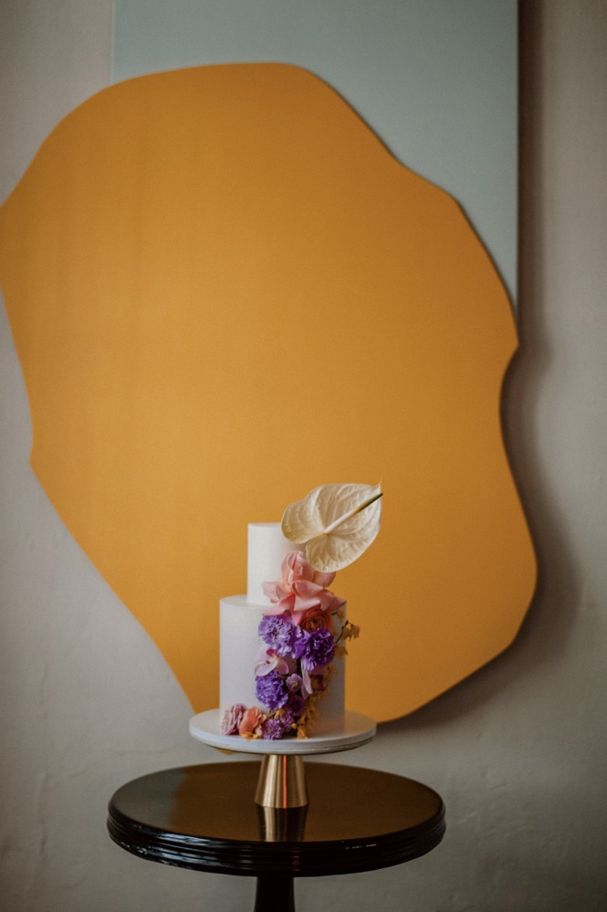 Eine bunte Hochzeit im Schloss mit intensiven Farben und der Pantone Color of the Year 2022 Very Peri