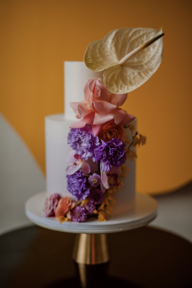 Eine bunte Hochzeit im Schloss mit intensiven Farben und der Pantone Color of the Year 2022 Very Peri Hochzeitstorten Deko