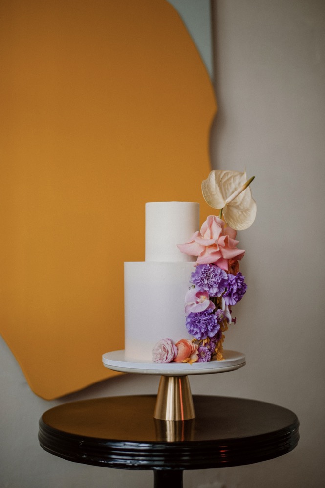 Eine bunte Hochzeit im Schloss mit intensiven Farben und der Pantone Color of the Year 2022 Very Peri