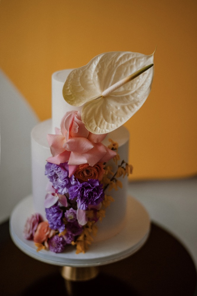 Eine bunte Hochzeit im Schloss mit intensiven Farben und der Pantone Color of the Year 2022 Very Peri