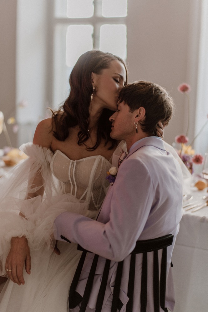 Eine bunte Hochzeit im Schloss mit intensiven Farben und der Pantone Color of the Year 2022 Very Peri