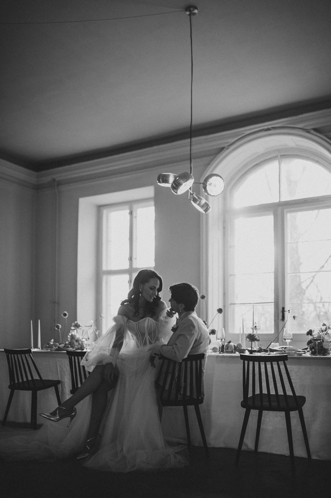 Eine bunte Hochzeit im Schloss mit intensiven Farben und der Pantone Color of the Year 2022 Very Peri