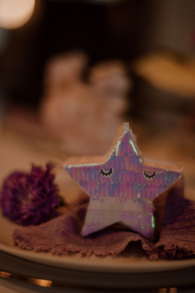 Eine bunte Hochzeit im Schloss mit intensiven Farben und der Pantone Color of the Year 2022 Very Peri