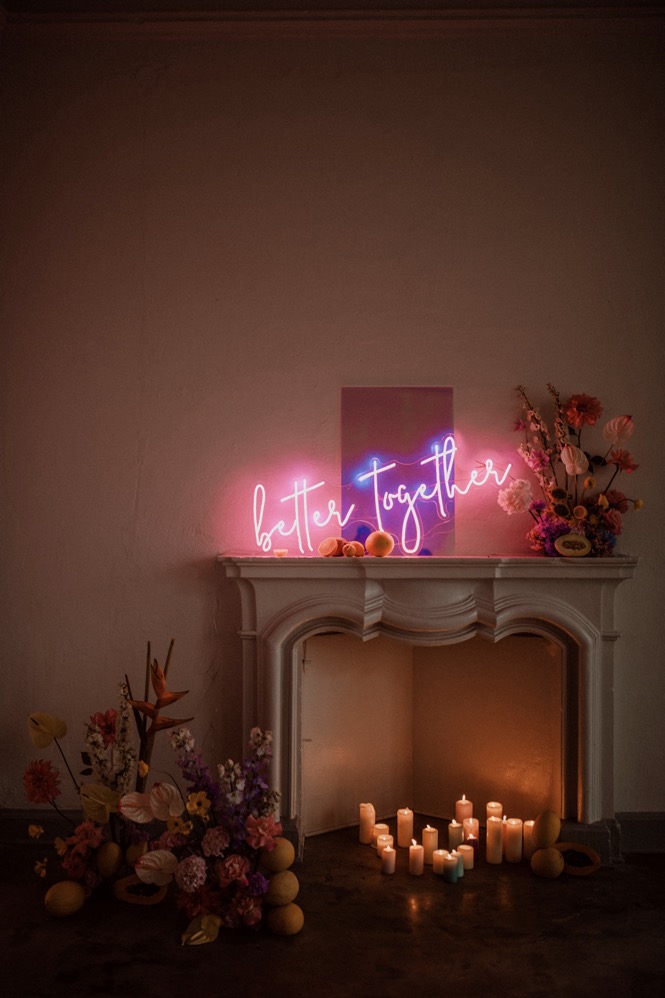 Eine bunte Hochzeit im Schloss mit intensiven Farben und der Pantone Color of the Year 2022 Very Peri Neonschild, Hochzeitsschild