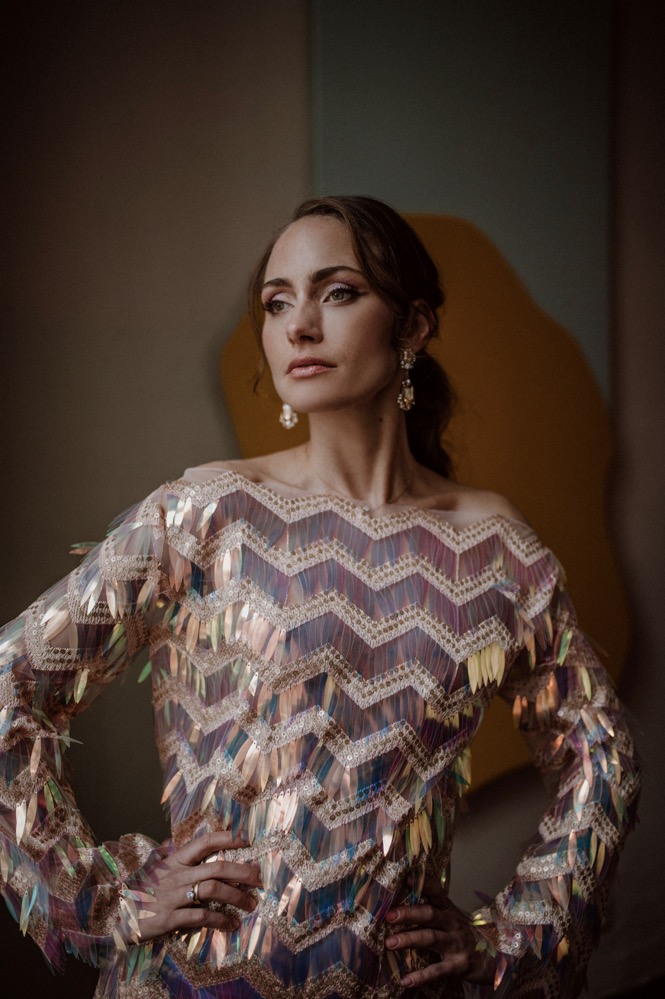 Eine bunte Hochzeit im Schloss mit intensiven Farben und der Pantone Color of the Year 2022 Very Peri