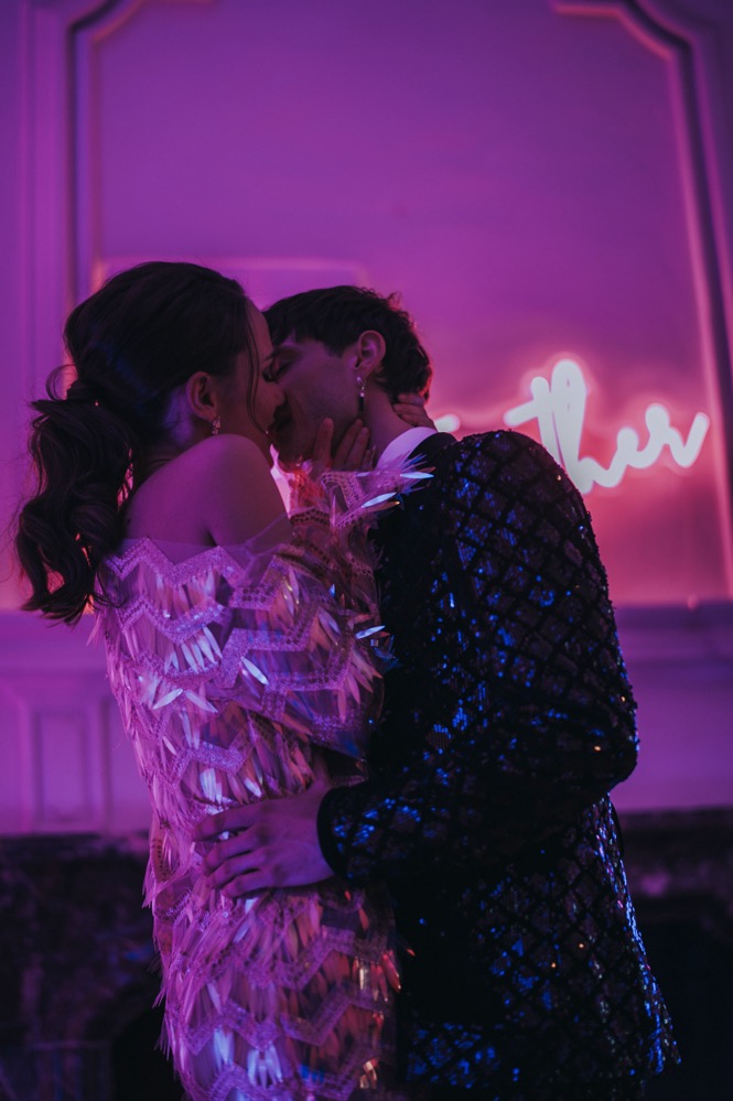 Eine bunte Hochzeit im Schloss mit intensiven Farben und der Pantone Color of the Year 2022 Very Peri