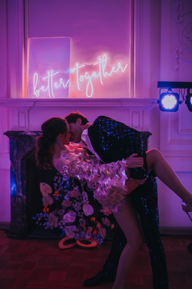 Eine bunte Hochzeit im Schloss mit intensiven Farben und der Pantone Color of the Year 2022 Very Peri