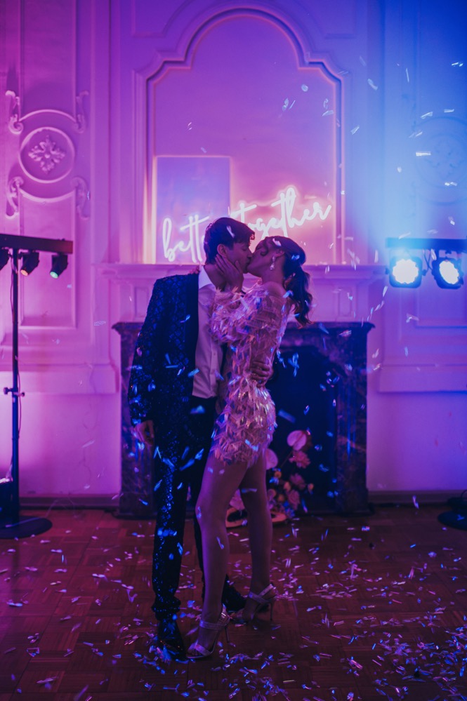 Eine bunte Hochzeit im Schloss mit intensiven Farben und der Pantone Color of the Year 2022 Very Peri