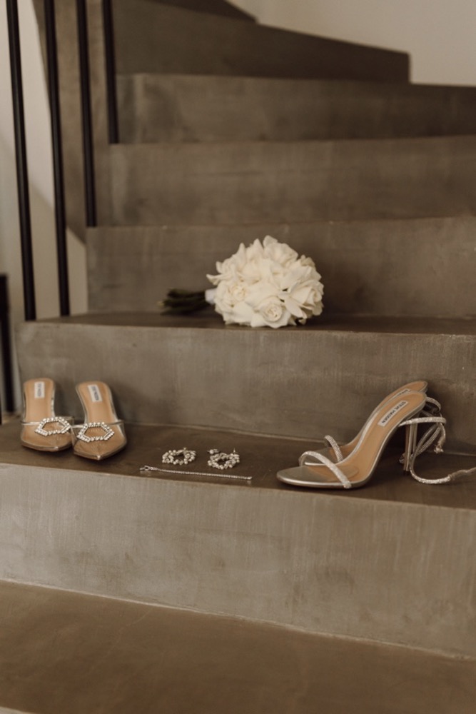 Die Industrial-Chic Hochzeit von Kathi & Kevin mit starken Kontrasten in Schwarz und Erdtönen Hochzeitsschuhe, Brautschuh Samt, Brautschuhe aus Samt