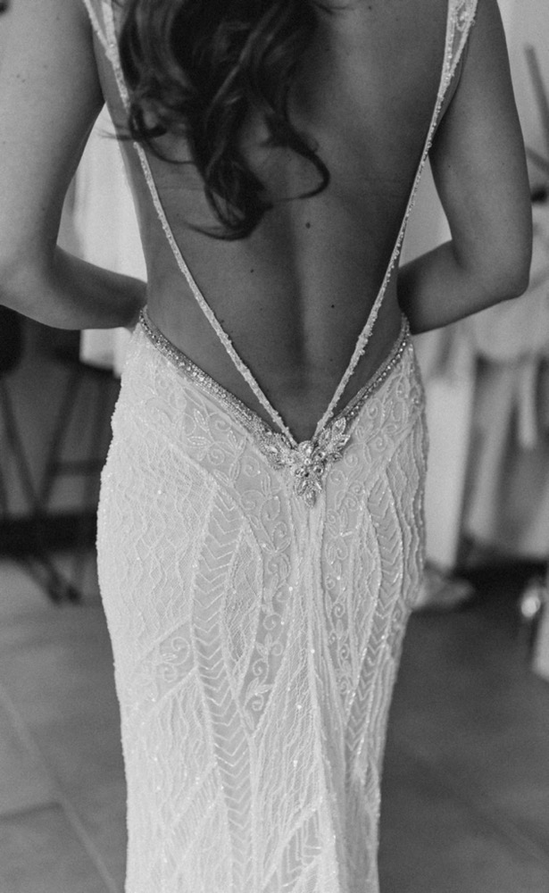 Die Industrial-Chic Hochzeit von Kathi & Kevin mit starken Kontrasten in Schwarz und Erdtönen Brautkleid, Brautmode, Luxus Brautmode