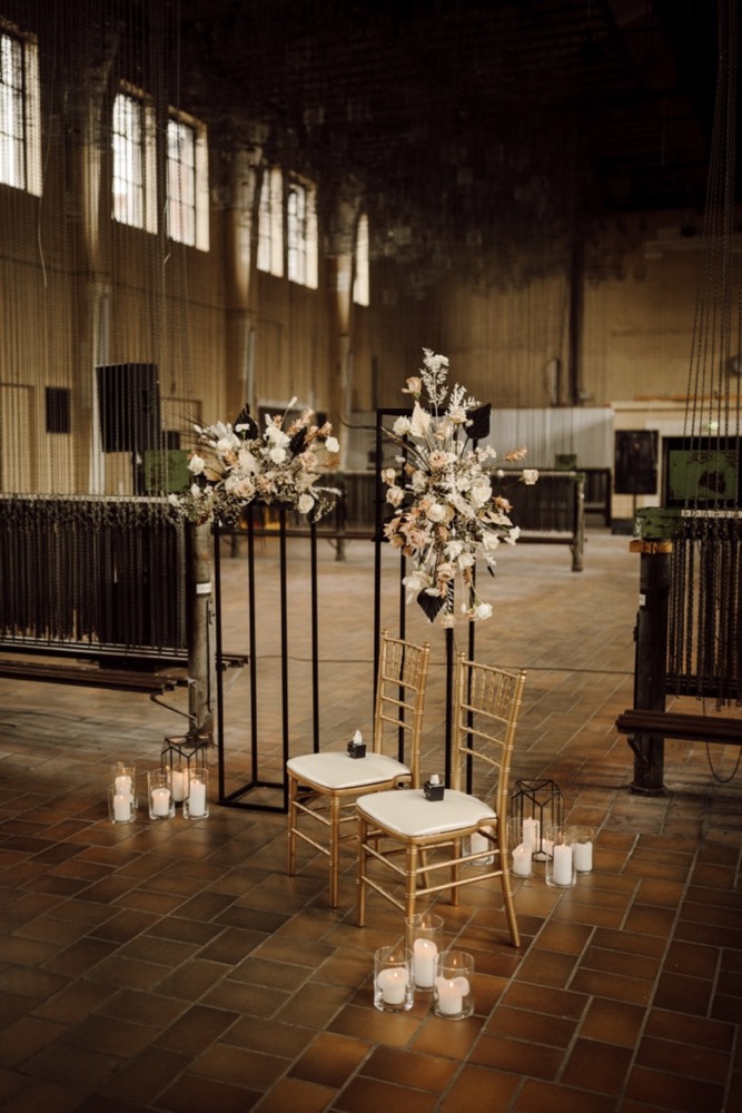 Die Industrial-Chic Hochzeit von Kathi & Kevin mit starken Kontrasten in Schwarz und Erdtönen Trauung Dekoration, Hintergrund Hochzeit Trauung, Hochzeitsdekoration