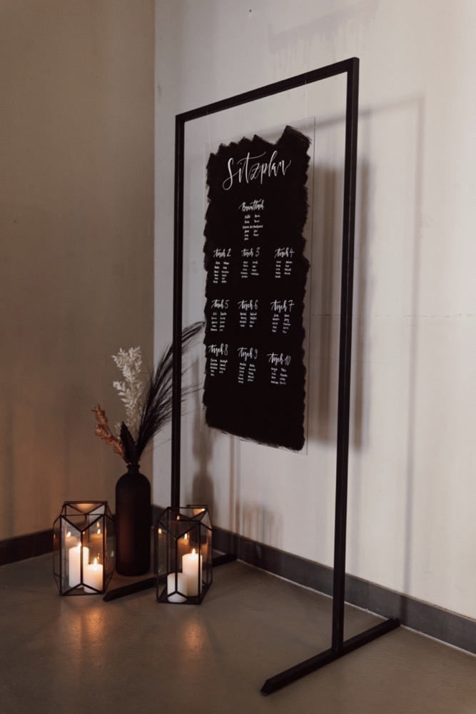 Die Industrial-Chic Hochzeit von Kathi & Kevin mit starken Kontrasten in Schwarz und Erdtönen Hochzeitsschild, Hochzeitsdekoration, Sitzplan Hochzeit, Tischplan Schild