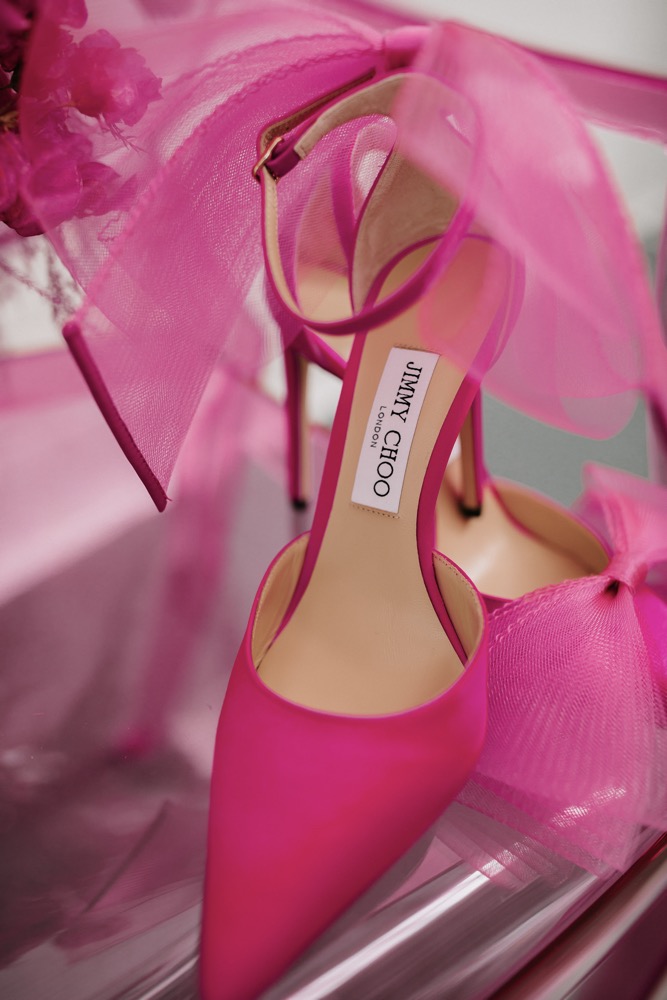 Modern-elegante Hochzeit in Pink und der Pantone Farbe des Jahres 2023 Viva Magenta Brautschuhe Jimmy Choo, Hochzeitsschuhe Pink, Jimmy Choo