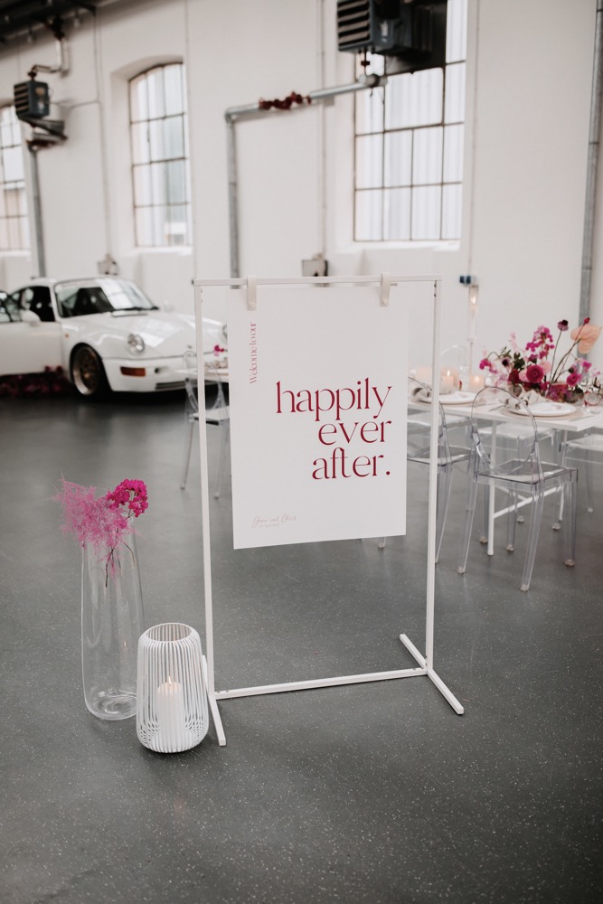 Modern-elegante Hochzeit in Pink und der Pantone Farbe des Jahres 2023 Viva Magenta Hochzeitsschild Weiß, Willkommensschild Hochzeit