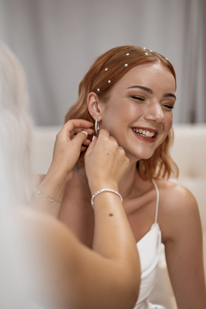 minou Schmuckstücke sind Brautschmuck aus Überzeugung, ein Statement für die Selbstliebe und den Zusammenhalt von Frauen Brautmakeup, Brautfrisur, Brautfrisuren, Hochzeitsmakeup, Hochzeitsfrisur, DIY Brautfrisur, DIY Brautmakeup, Brautstyling, DIY Brautstyling, Updo, Hochsteckfrisur, Hochzeitsfrisur