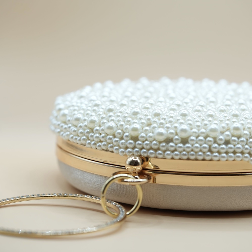 by JoAnn - Hochzeitsschmuck und kuratierter Designerschmuck zur Hochzeit Brautschuhe, Perlenschuhe, Hochzeitsschuhe, Brautschuh Perlen, Perlen Hochzeit