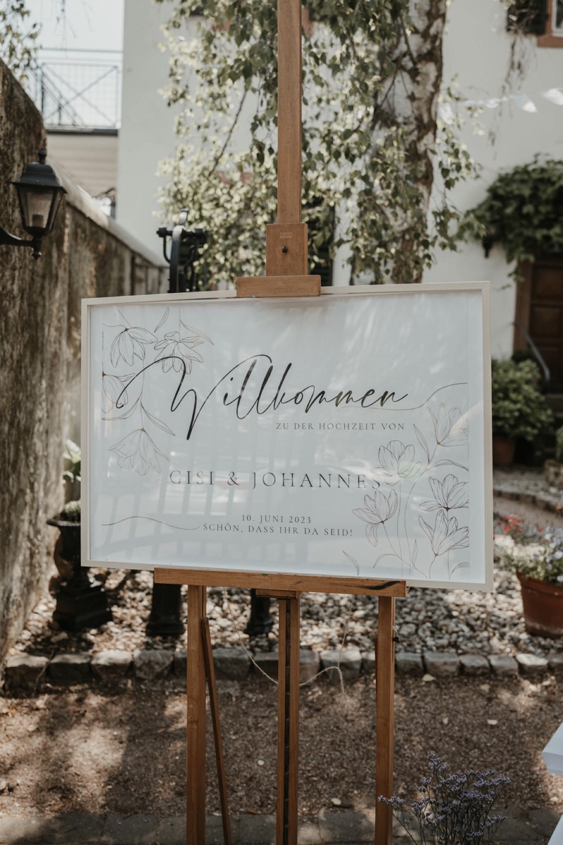 Die romantische-rustikale Junihochzeit von Gisi und Johannes mit standesamtlicher Trauung auf dem Weingut Balthasar Ress im Rheingau Hochzeitsschild, Willkommensschild Hochzeit, Hochzeitspapeterie