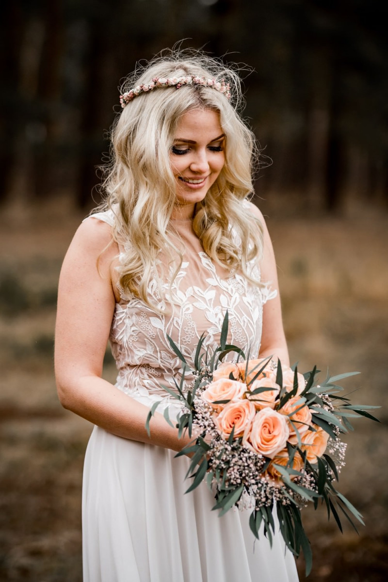 Brautfrisur Ideen, Brautaccessoires, Brautschmuck, Brautmake-up, Make-up Hochzeit, Styling Hochzeit, Hochzeitsstyling Braut, Flowercrown Hochzeit, Flowercrown Braut, Blumenschmuck Brautfrisur