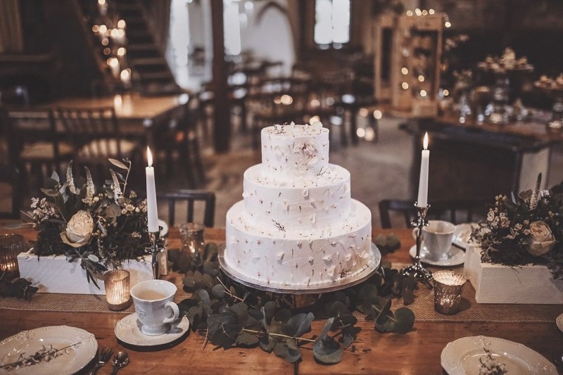 Hochezisttorte Weiß Blütendekor