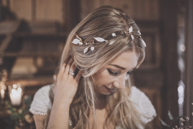 Brautfrisur Ideen, Brautaccessoires, Brautschmuck, Brautmake-up, Make-up Hochzeit, Styling Hochzeit, Hochzeitsstyling Braut, Flowercrown Hochzeit, Flowercrown Braut, Blumenschmuck Brautfrisur