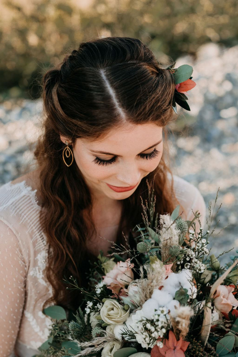 Brautfrisur Ideen, Brautaccessoires, Brautschmuck, Brautmake-up, Make-up Hochzeit, Styling Hochzeit, Hochzeitsstyling Braut, Flowercrown Hochzeit, Flowercrown Braut, Blumenschmuck Brautfrisur