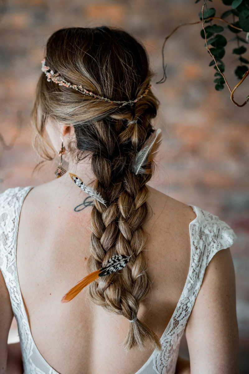 Bohobraut, Flechtfrisur, Bohofrisur, Brautfrisur Ideen, Brautaccessoires, Brautschmuck, Brautmake-up, Make-up Hochzeit, Styling Hochzeit, Hochzeitsstyling Braut, Flowercrown Hochzeit, Flowercrown Braut, Blumenschmuck Brautfrisur