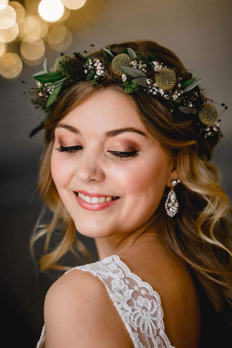 Brautfrisur Ideen, Brautaccessoires, Brautschmuck, Brautmake-up, Make-up Hochzeit, Styling Hochzeit, Hochzeitsstyling Braut, Flowercrown Hochzeit, Flowercrown Braut, Blumenschmuck Brautfrisur