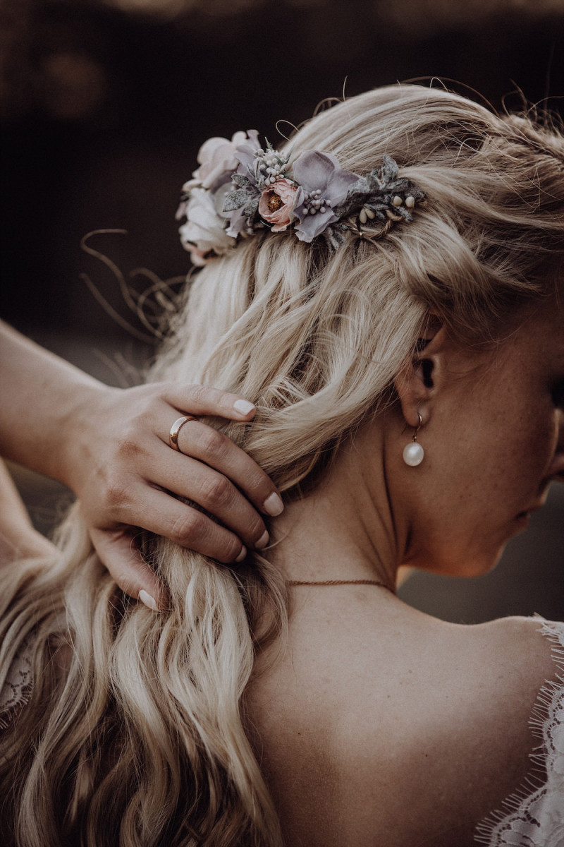 Brautfrisur Ideen, Brautaccessoires, Brautschmuck, Brautmake-up, Make-up Hochzeit, Styling Hochzeit, Hochzeitsstyling Braut, Flowercrown Hochzeit, Flowercrown Braut, Blumenschmuck Brautfrisur