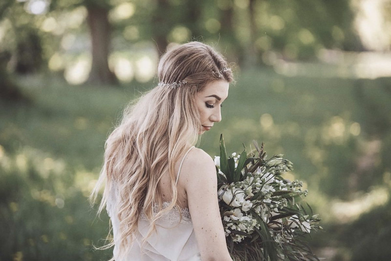 Brautfrisur Ideen, Brautaccessoires, Brautschmuck, Brautmake-up, Make-up Hochzeit, Styling Hochzeit, Hochzeitsstyling Braut, Flowercrown Hochzeit, Flowercrown Braut, Blumenschmuck Brautfrisur